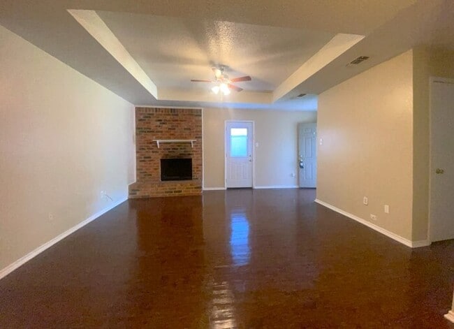 Photo - Duplex 2/2 with 2 car garage pre-leasing i...