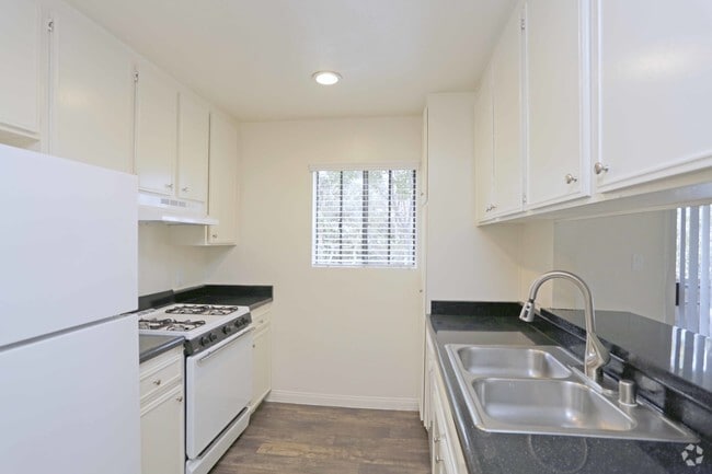 2 BR, 2 BA - 900 SF