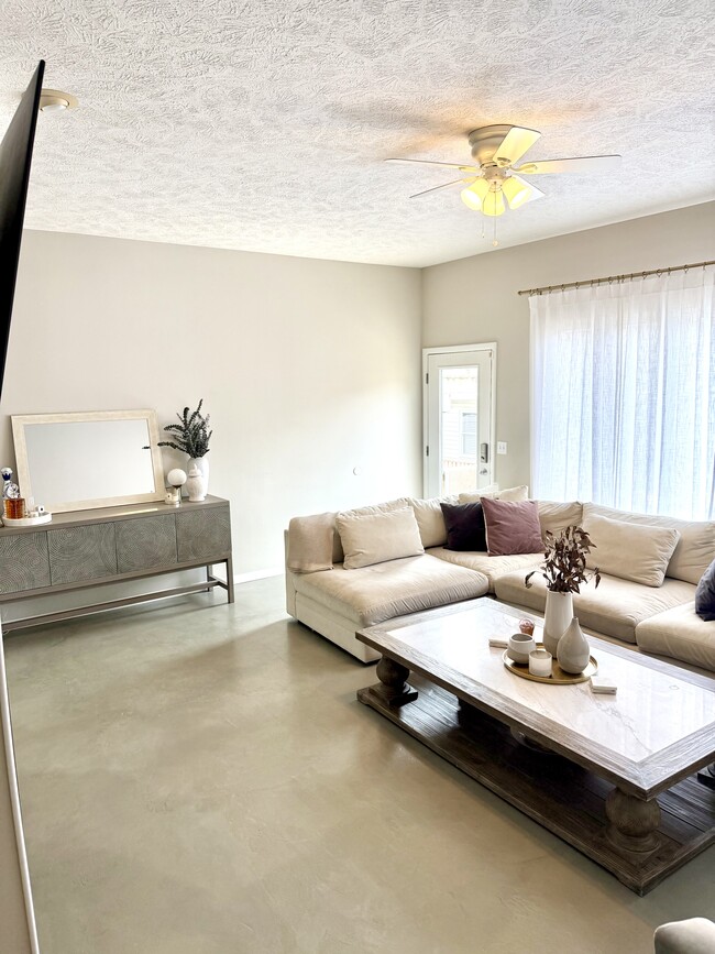 1st floor living space - 2168 W 6th St Casa Adosada