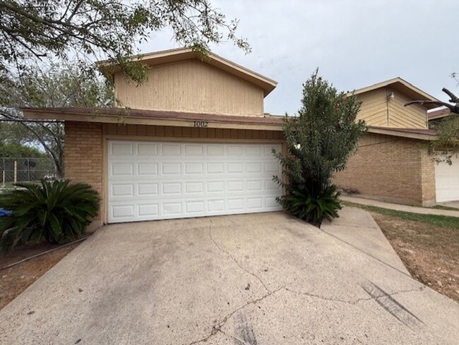 Building Photo - 1002 Castle Heights Dr Rental