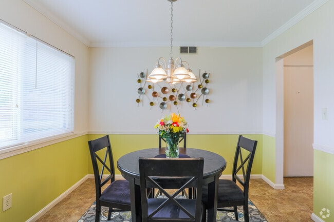 2BR, 1BA - 850 SF - Cambridge Square Apartments