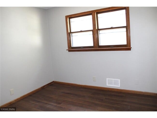 Photo - 747 Tuscarora Ave W