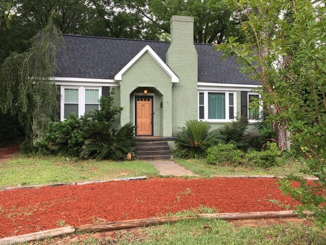 Building Photo - 4 Bedrooms and 3 Full Baths House plus garage apartment