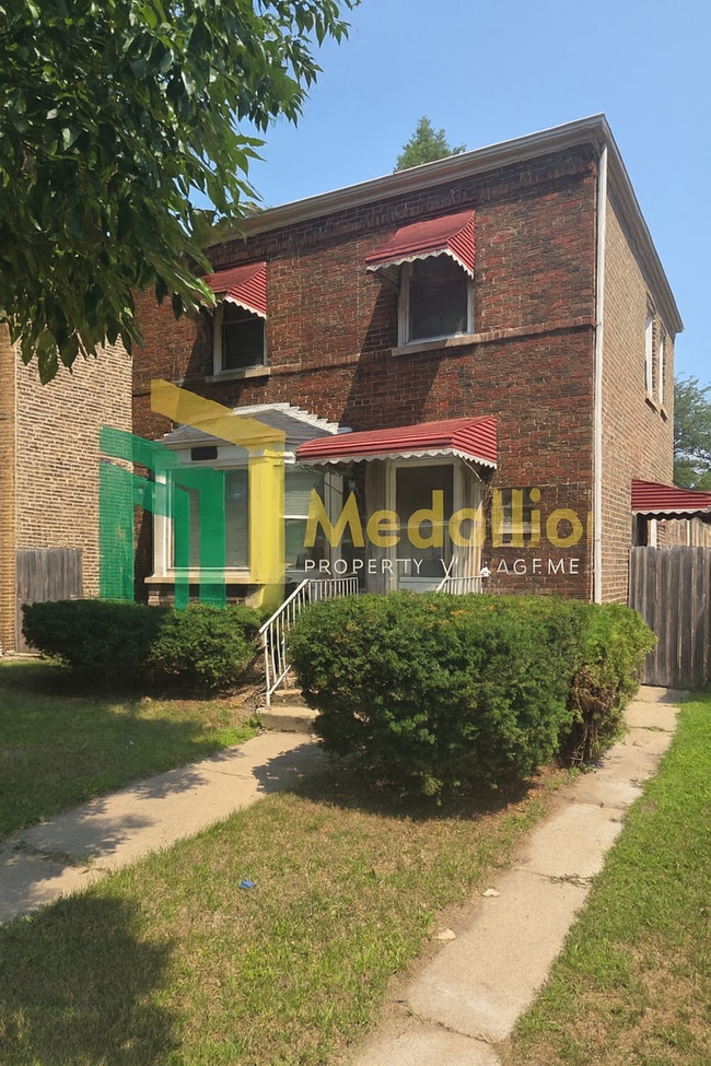Building Photo - Charming 4BR Home with Spacious Layout, Mo...