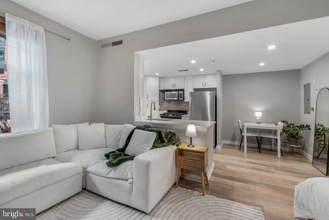 Building Photo - 1021 N Garfield St Unit B35