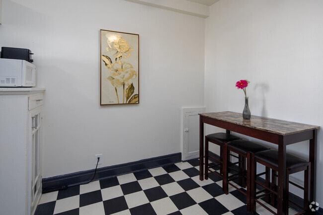 Studio - 550SF - Dining - The Lee Apartments