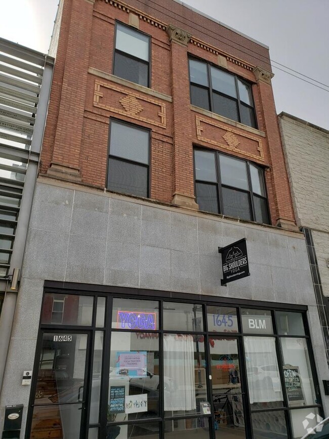 Building Photo - 1645 W Chicago Ave Rental