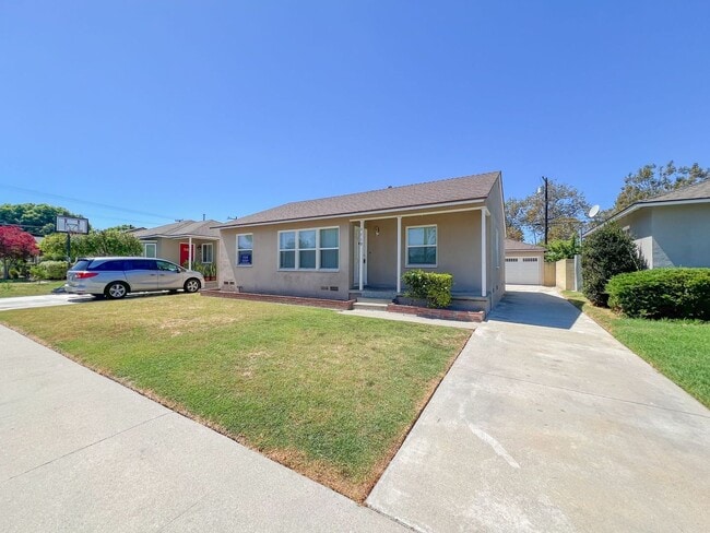 Building Photo - Long Beach 3 Bedroom 1.5 Bath House - 2 Ca...