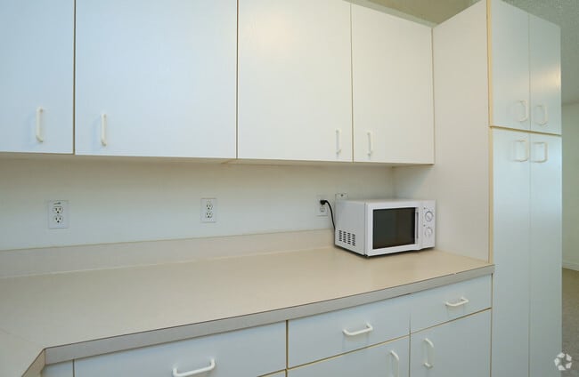 1098 SF - 3 BR - Kitchen