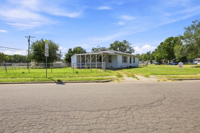 1103 W 17th St