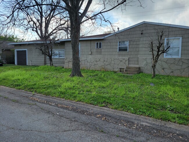 Photo - 1112-12th 1/2 12th 1/2 St N House