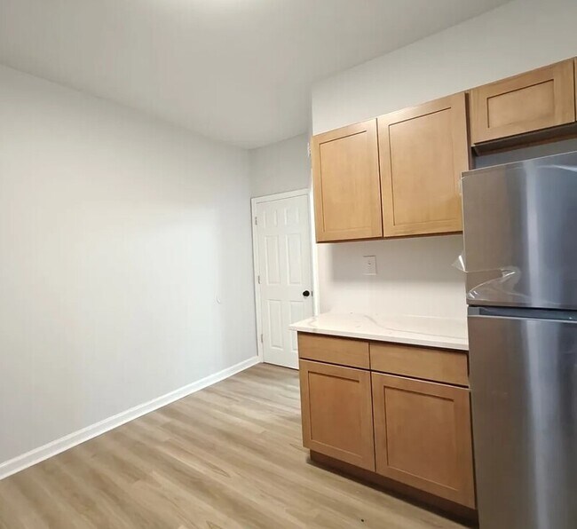 Photo - 5415 Media St