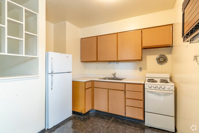 1BR, 1BA - 700SF - Corner Unit - Kitchen