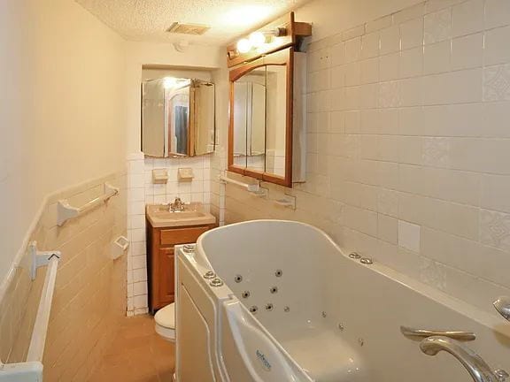 Photo - "Charming 2-Bed, 2-Bath Haven in the Heart of Brooklyn!"