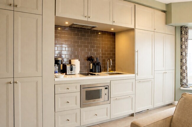 Photo - 55 Avenue Rd Unit SI ID1507402P