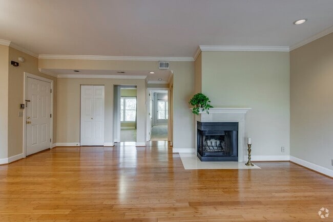 Building Photo - Two Bedroom Condo With Office in Green Hills
