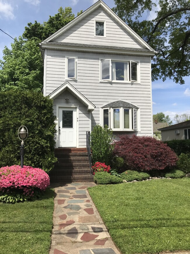 QUIET ST & UNIT - 116 Brinkerhoff St Unit Clean Bright Apt