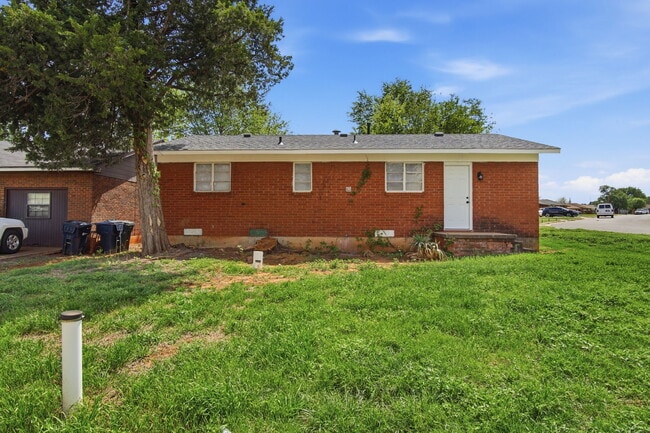 Building Photo - 846 Marilyn St