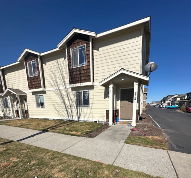 Building Photo - 2 Bed/2.5 Bath Townhome with Garage in NW ... Unit 1
