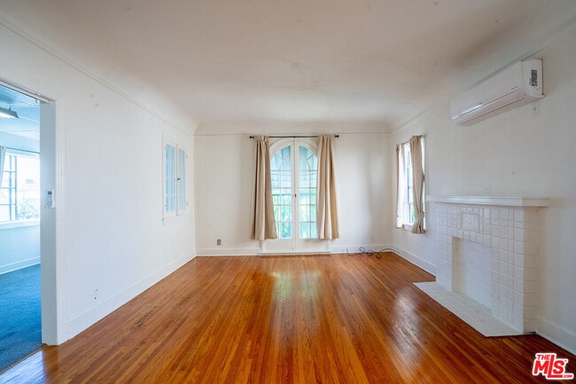 Photo - 162 S Berendo St