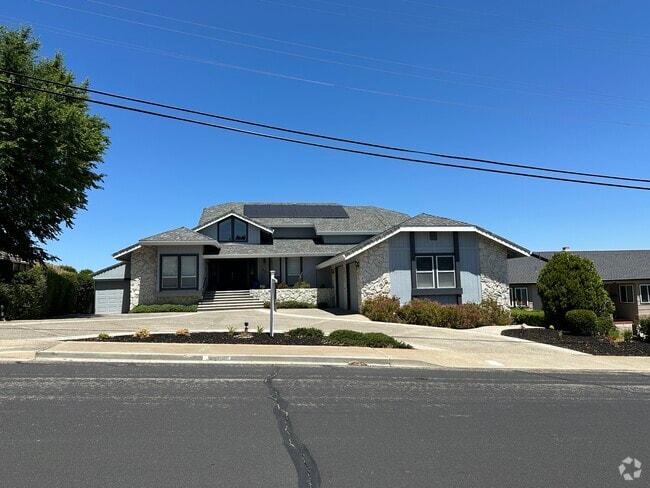 Building Photo - 4234 Hillview Dr Rental