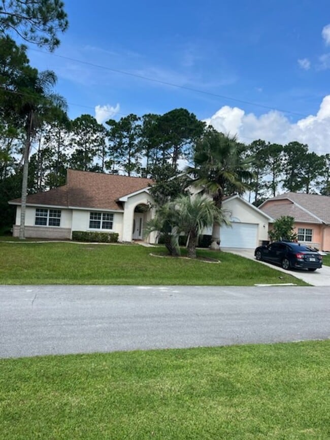 Building Photo - Beautiful 3 Bedroom + Den, 2 Bathroom Home...