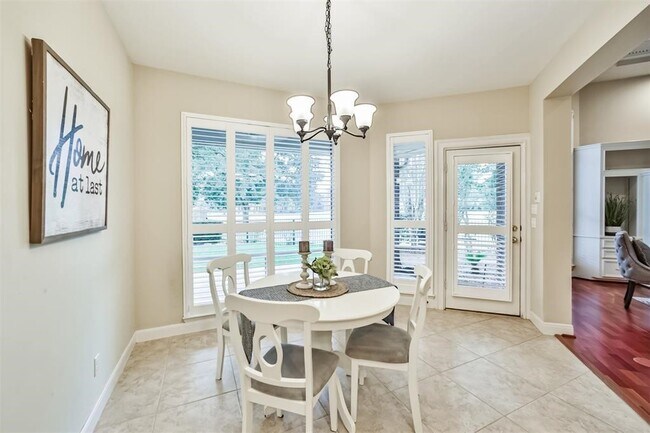 Photo - 16 Kelliwood Ct Cir