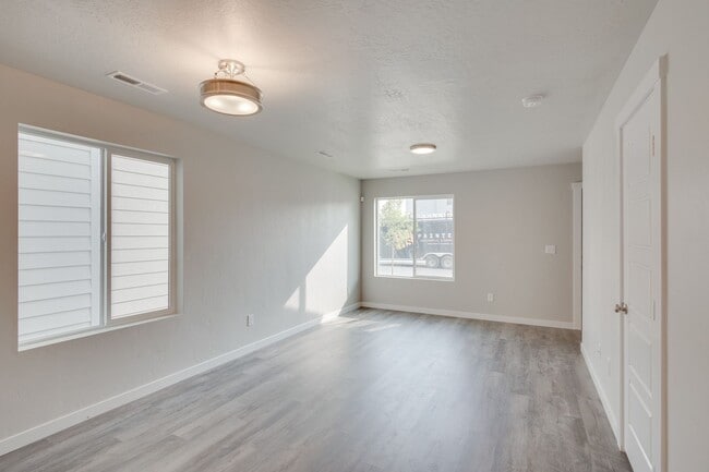 Photo - Beautiful, Modern 2 Bedroom Cottage Availa...