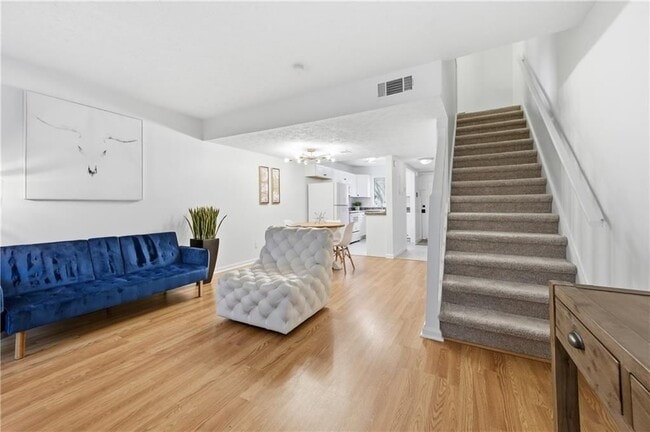 Photo - 1677 Wynndowne Trail