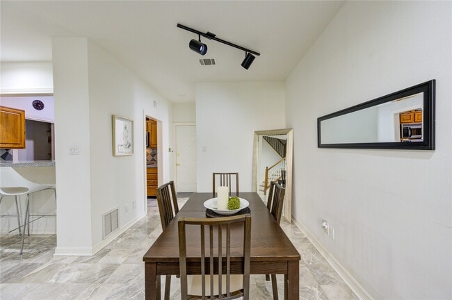 Building Photo - 19 Crestwood Dr Unit 8