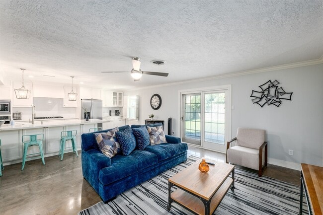 Photo - 9330 Meadowbriar Ln