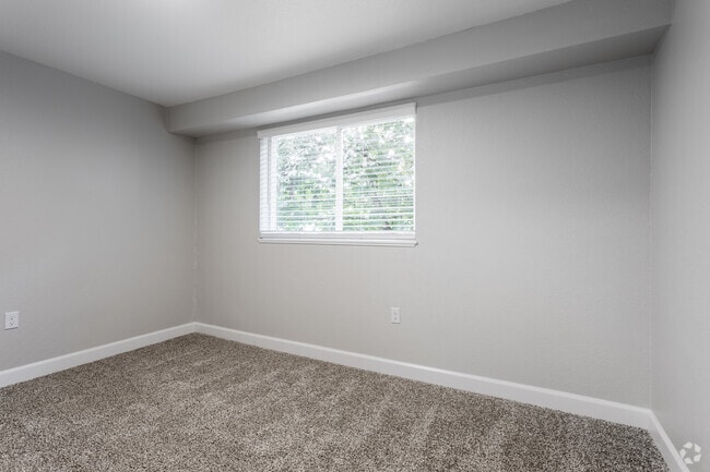 2BR, 1BA 860SF