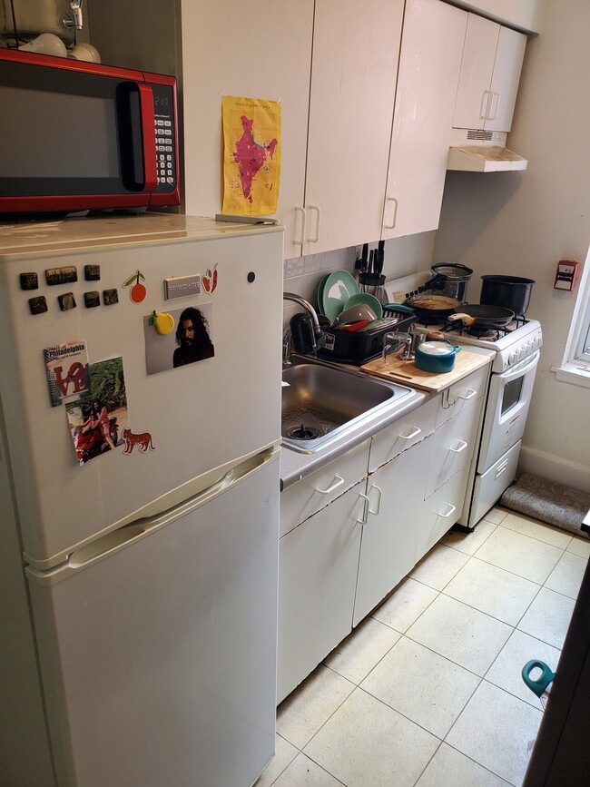 Eat in kitchen with gas stove - 112 S 20th St Unit 5
