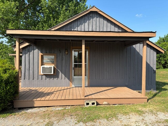Building Photo - Small House in Country Setting
