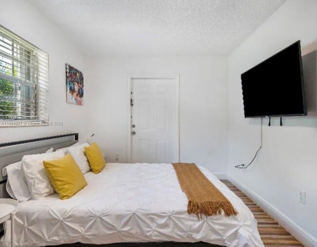 Photo - 330 N 68th Ave