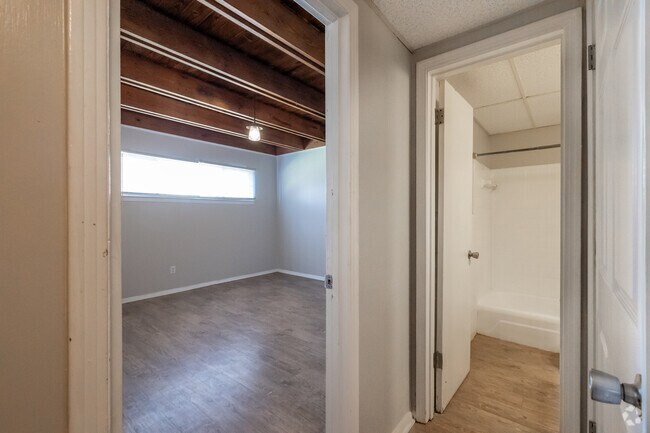 1BR, 1BA - 800SF - #108 - Bathroom