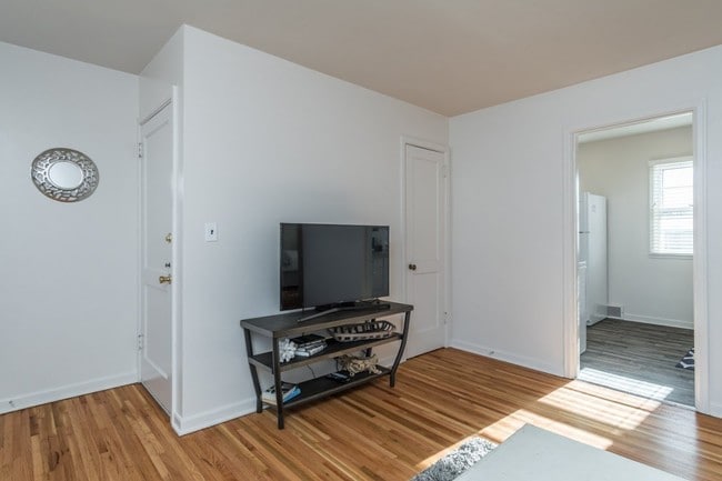 Living Room - 1702 S Phillips Ave Unit 2