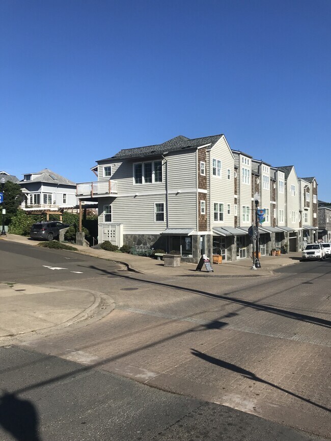 Photo - 325 NW Coast St