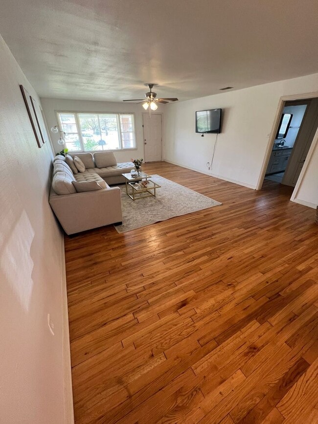 Photo - Pre Leasing for fall 2026! 3/2 in Medical District