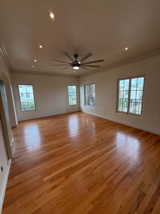 Building Photo - 1035 Meadowbrook Ave Unit 1035