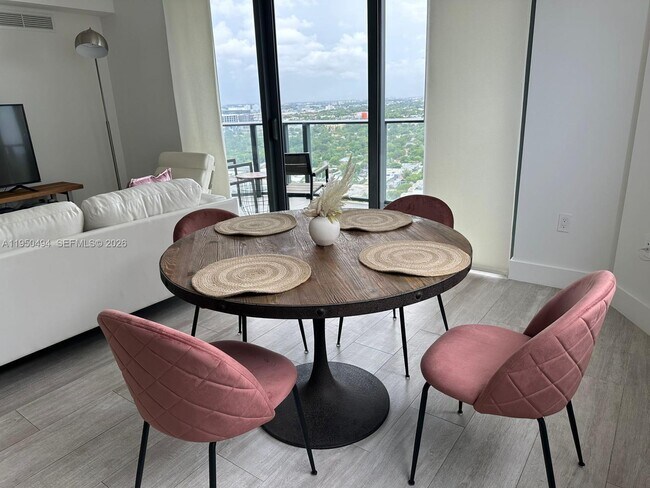 Photo - 121 NE 34th St Unidad 2309