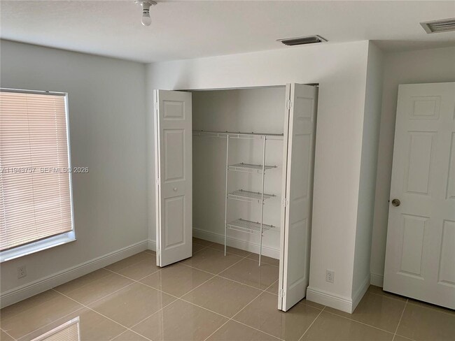 Photo - 5711 Buchanan St