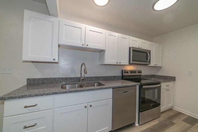 Photo - Collegiate Court Apartments