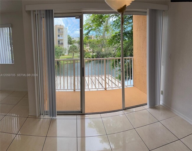 Building Photo - 6225 SW Kendale Lakes Cir Unit 253