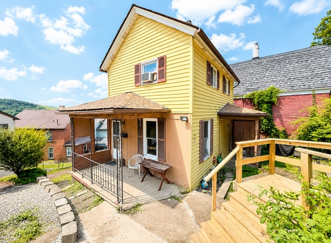 Building Photo - Cute 2 Bedroom, 1 Bath Home Pitcairn, PA | Section 8 Accepted