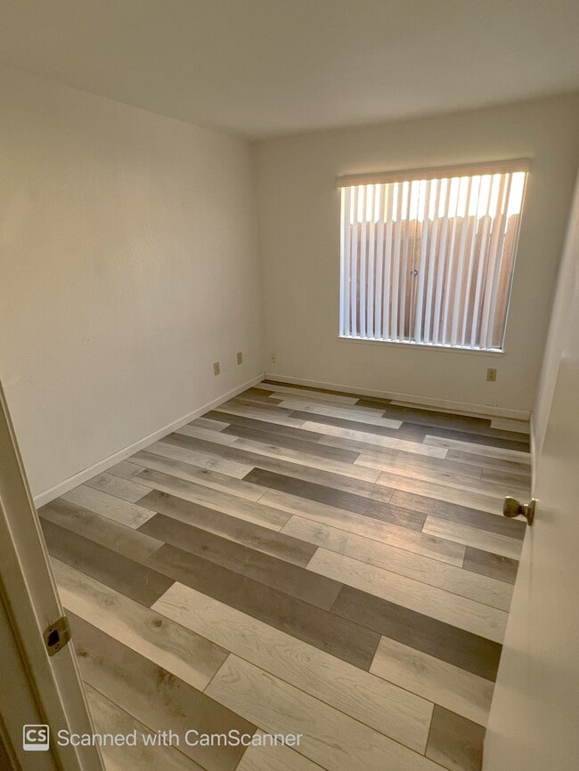 Building Photo - 8142 Scottsdale Dr Unit Room 1