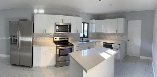 Building Photo - 3 bedroom in Miami FL 33142
