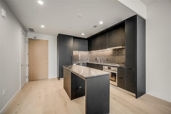 Photo - 44 East Ave Unidad 2703