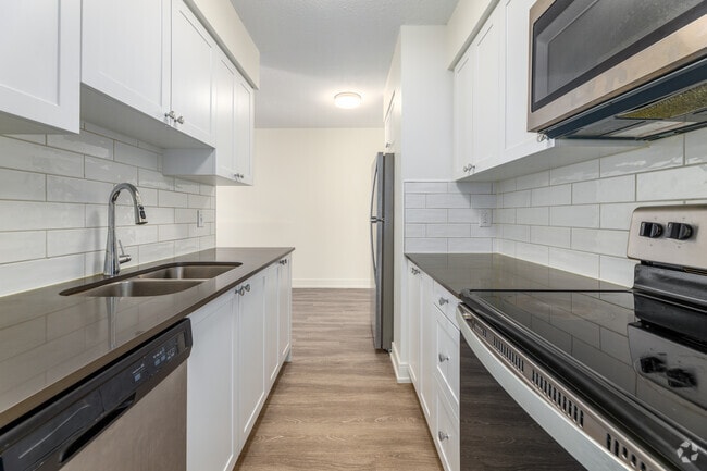 1BR, 1BA - 628SF - Kitchen