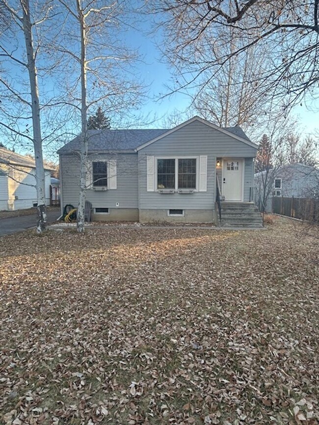 Building Photo - Charming 3-Bedroom Home in a Classic, Tree...